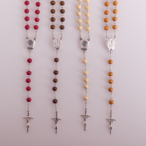 RÓŻANIEC KULKA DREWNO, ŁĄCZNIK LOURDES WODA - MIX KOLORÓW