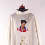 ORNAT "ŚW.CARLO ACUTIS" - HAFTOWANY, KREMOWY