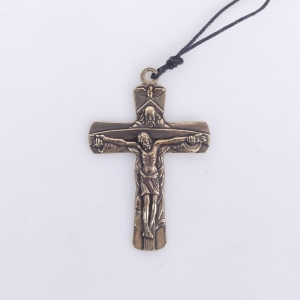 KRZYŻ PAMIĄTKA BIERZMOWANIA "TRÓJCA Z RZEMYKIEM 7 CM - MOSIĄDZ