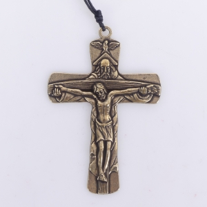 KRZYŻ PAMIĄTKA BIERZMOWANIA "TRÓJCA Z RZEMYKIEM 9 CM - MOSIĄDZ