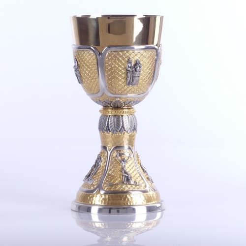 KIELICH ZŁOCONY, "SCENY" W PODSTAWIE I KOSZULCE, wys. 21cm