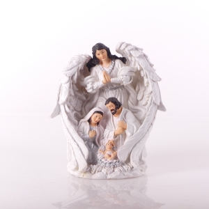 SZOPKA ŚW.RODZINA BIAŁA W SKRZYDŁACH ANIOŁA WYS.18 CM