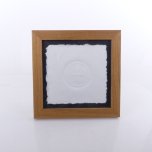 HOSTIA - GRAFIKA TŁOCZONA W RAMCE 15x15cm PAPIER CZERPANY w dębowej ramie
