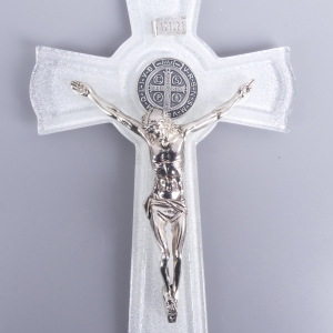 Krzyż ze szkła Murano ze św. Benedyktem 34 cm