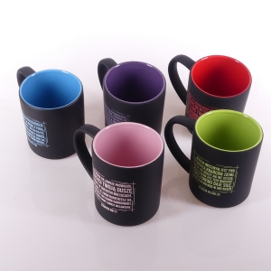 KUBEK CERAMICZNY CZARNY MAT, WYS.9,5CM X FI=8,5CM, KOLOR W ŚRODKU - MIX