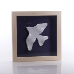 GOŁĘBICA CERAMICZNA W RAMCE 22x22cm JASNA RAMKA - SOSNA