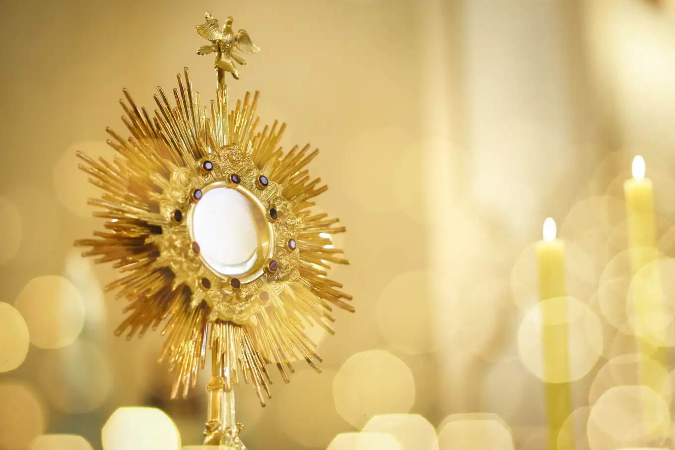 Symbolika monstrancji – co oznaczają jej elementy i jak wpływają na odbiór liturgii?