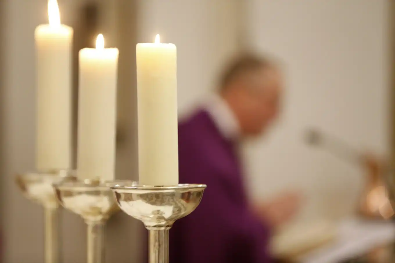 Znaczenie światła w liturgii – rola lichtarzy w budowaniu atmosfery nabożeństwa